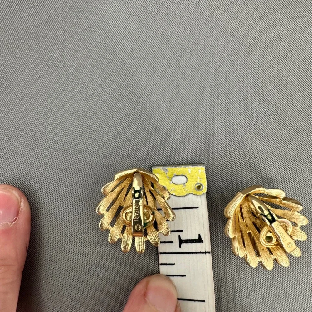 Vintage Trifari Crown Gold Tone Thistle Brooch and Clip On Earring Set Signed‎